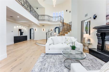 23123 Oxnard Street, Woodland Hills, California 91367, Stati Uniti