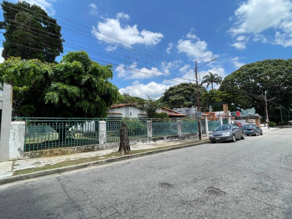 DETRAS DE LOCATEL CASA COMERCIAL, Valencia, Carabobo 2001, Venezuela