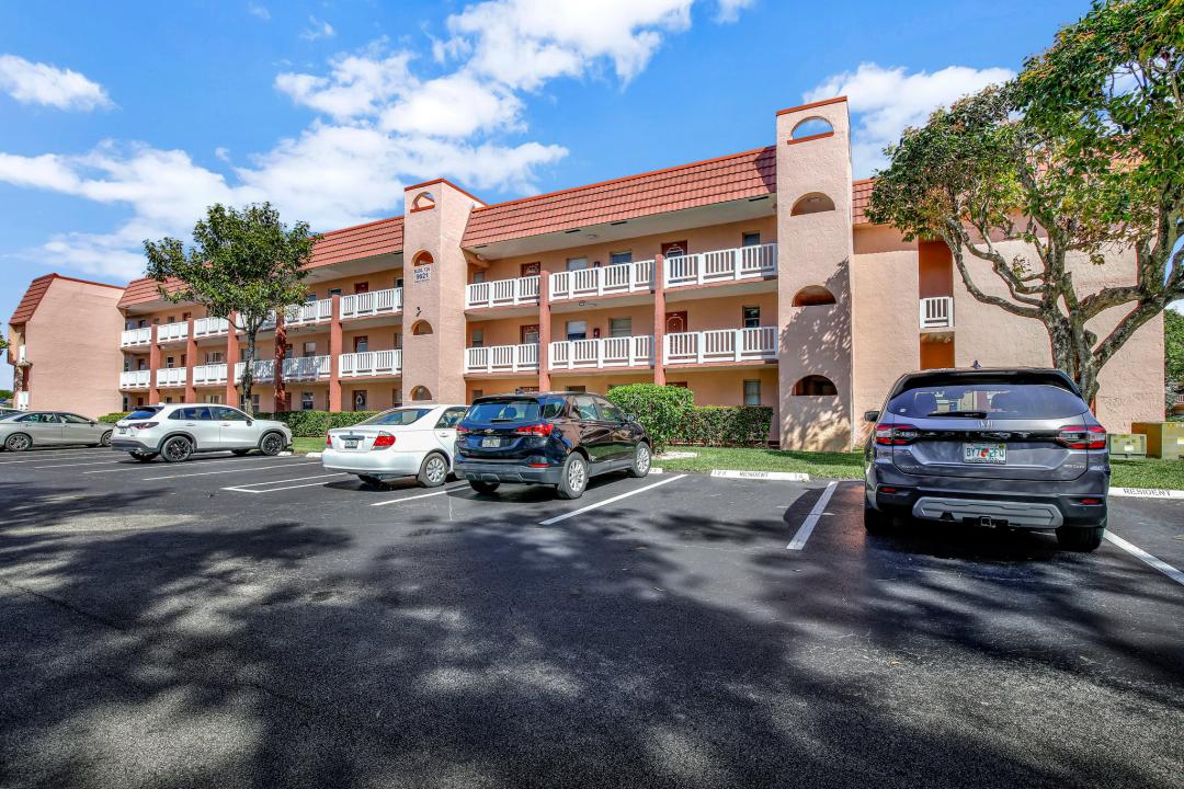 9621 Sunrise Lakes Blvd # 203, Sunrise, Florida 33322, USA