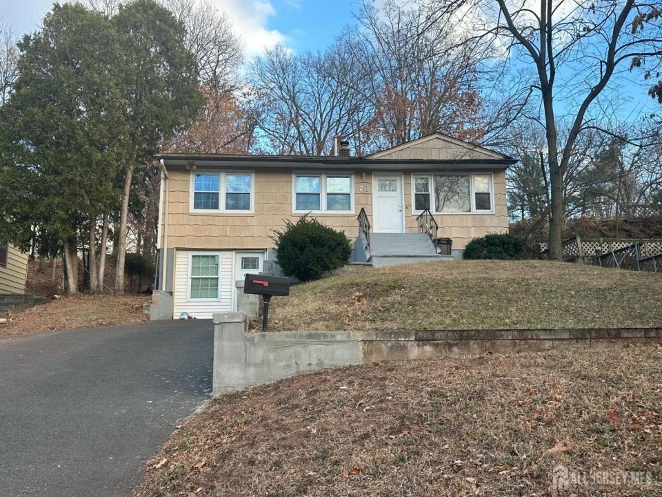 78 Wood Avenue, Iselin, New Jersey 08830, Amerika Birleşik Devletleri