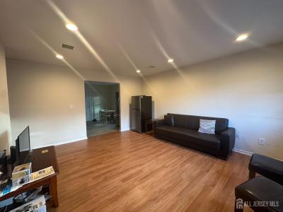 78 Wood Avenue, Iselin, New Jersey 08830, Amerika Birleşik Devletleri