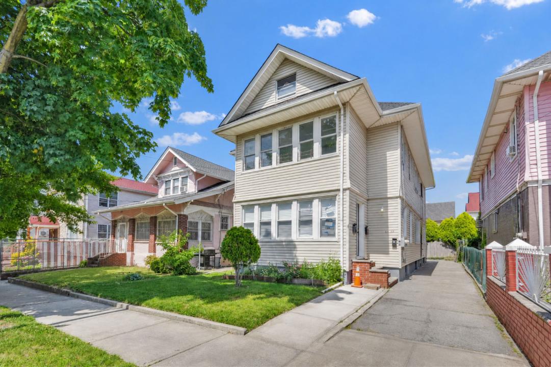 85-43 150 Street, Briarwood, New York 11435, USA