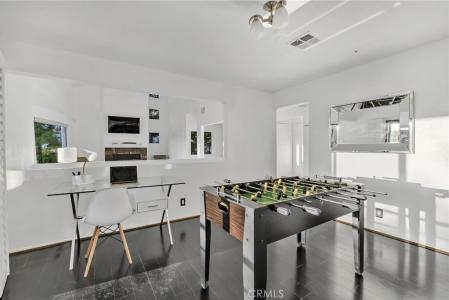 4939 Medina Drive, Woodland Hills, California 91364, USA