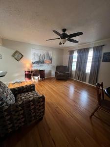 915 S 17th Street, Slaton, Texas 79364, USA