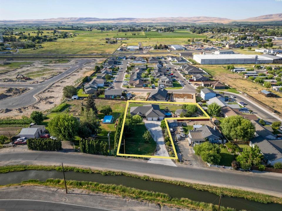 612 W Edison Ave, Sunnyside, Washington 98944