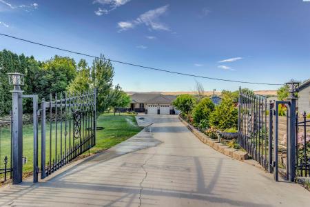 612 W Edison Ave, Sunnyside, Washington 98944