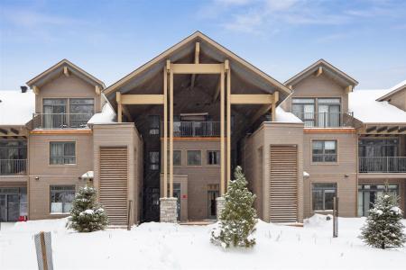 3040 Allée du Valais, Mont-Tremblant, Quebec J8E 1C6, Canadá