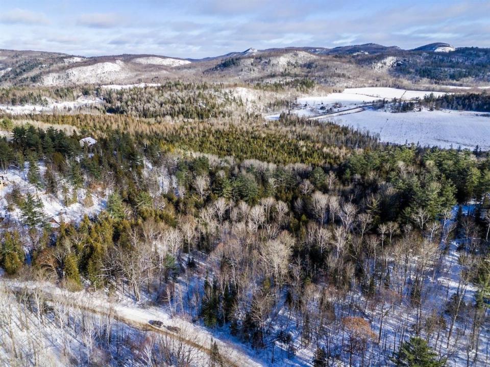 71  Mtée du Lac, Lac-Sainte-Marie, Quebec J0X 1Z0, CANADÁ