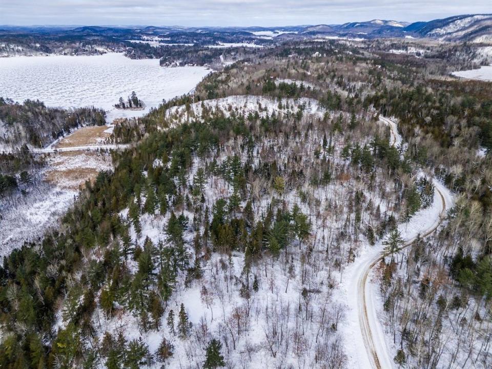 Ch. du Cerf, Lac-Sainte-Marie, Quebec J0X 1Z0, CANADÁ