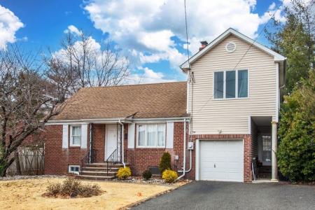 35 Taggart Way, Saddle Brook, New Jersey 07663