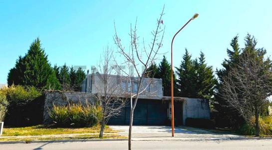 Los cerezos 172, Cipolletti, Rio Negro 00001, Argentina