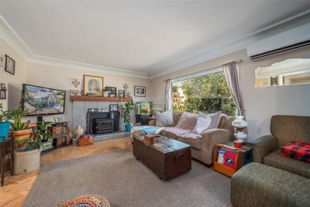 930 VERNON AVENUE, Penticton, British Columbia V2A 1P8, Canada