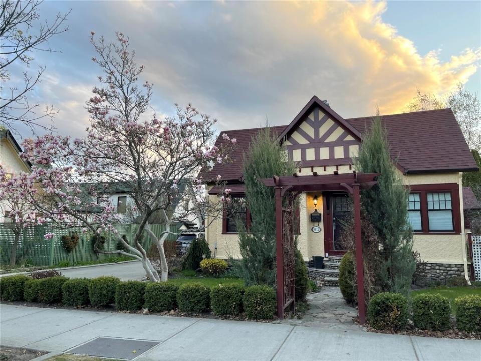 1912 ABBOTT STREET, Kelowna, Britanya Kolombiyası V1Y 1B7, Kanada