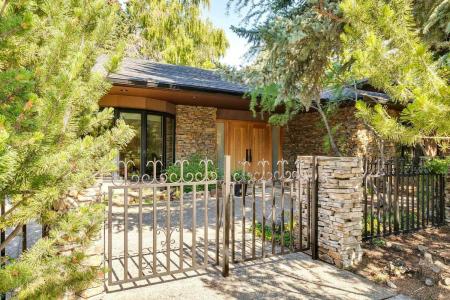 40 EAGLE RIDGE PLACE SW, Calgary, Alberta T2V 2V8, Canada