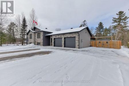 296 BLACK BAY ROAD, Petawawa, Ontario K8H 2W8, Canadá