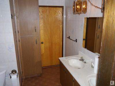 4907 & 4911 47 AVENUE, Stony Plain, Alberta T7Z 1L7, Canada