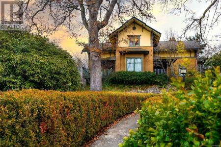 601 SU'IT STREET, Victoria, British Columbia V8V 4C4, Canada