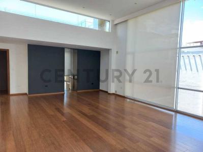 2763Calle S/N Santa Lucia S/N, Quito, Pichincha 00001, Ecuador