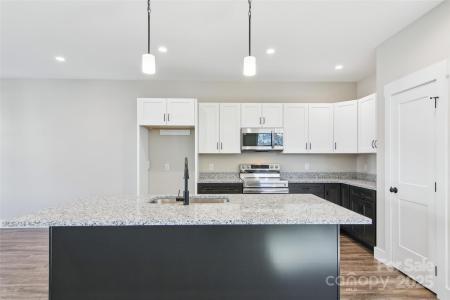 8 Escondido Drive, Asheville, צפון קרוליינה 28806, ארצות הברית של אמריקה
