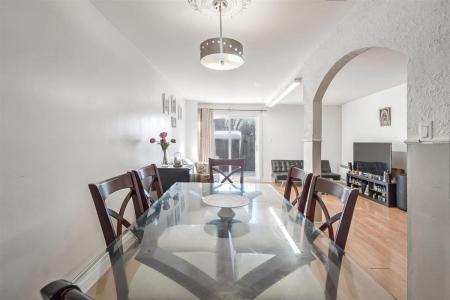 87Z  Rue Barnett, Dollard-Des Ormeaux, Quebec H9G 1W7, Canadá