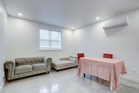 6366A Av. de Chester, Montréal (Côte-des-Neiges/Notre-Dame-de-Grâce), Quebec H4V 1J7, Canada