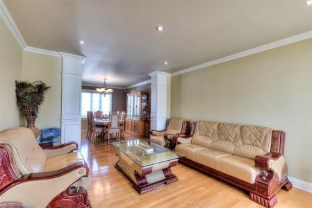 24 Rue du Syrah, Kirkland, Quebec H9H 0B1, Canada