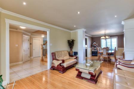 24 Rue du Syrah, Kirkland, Quebec H9H 0B1, Canada