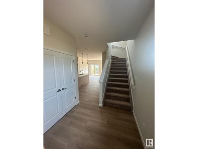 8911 ELVES LOOP NW NW, Edmonton, 阿爾伯塔 T6M 3G2, 加拿大