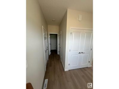 8911 ELVES LOOP NW NW, Edmonton, 阿爾伯塔 T6M 3G2, 加拿大