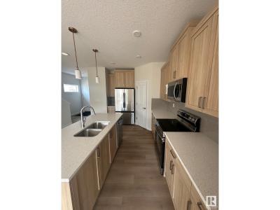 8911 ELVES LOOP NW NW, Edmonton, Alberta T6M 3G2, Canada