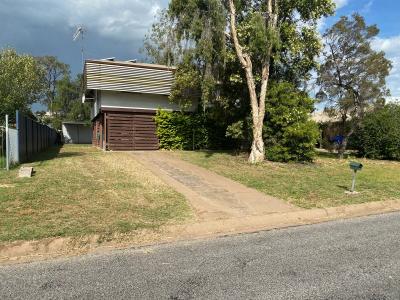10 Barraclough Crescent, Moranbah, QLD 4744, Australia