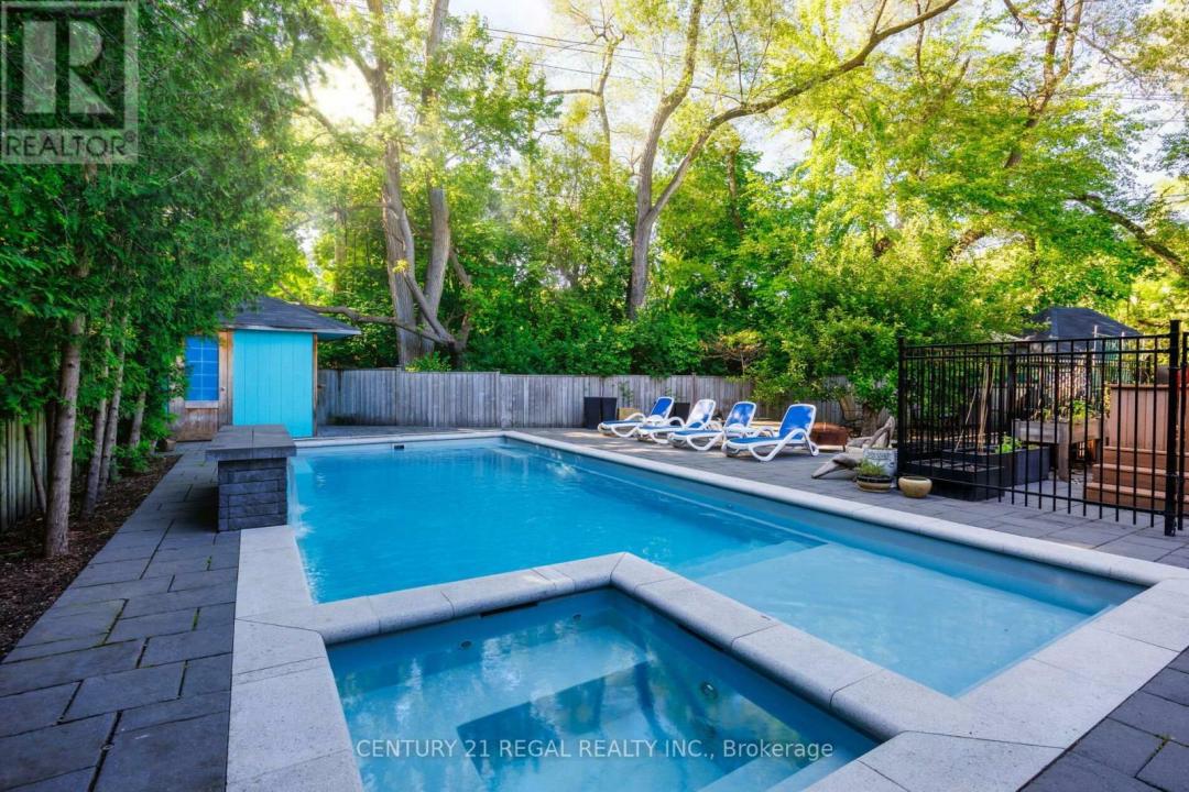 32 CEDARCREST DRIVE, Toronto (kingsway South), Ontario M9A 2V6, Kanada