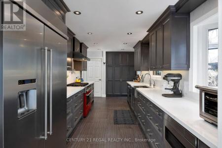 32 CEDARCREST DRIVE, Toronto (kingsway South), Ontario M9A 2V6, Canada