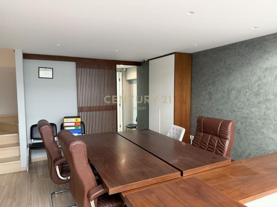 Komuna e Parisit, Tirana, Albania