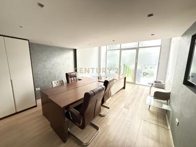 Komuna e Parisit, Tirana, Albania