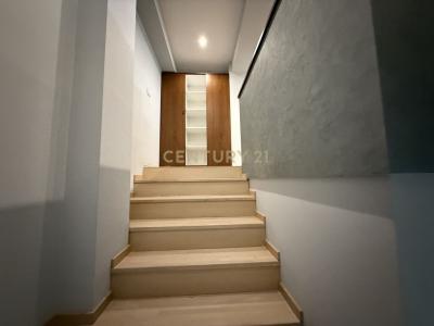 Komuna e Parisit, Tirana, Albania