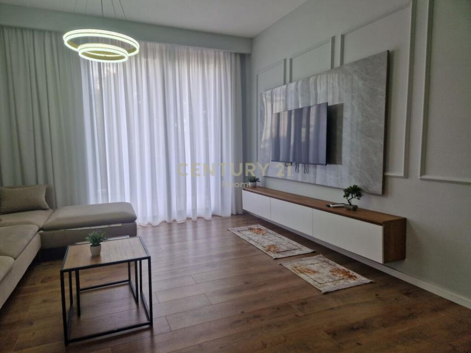 Shkolla e Kuqe, Tirana, Albania