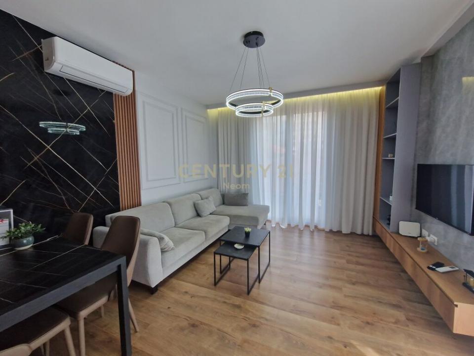 Shkolla e Kuqe, Tirana, Arnavutluk