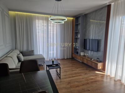 Shkolla e Kuqe, Tirana, Arnavutluk
