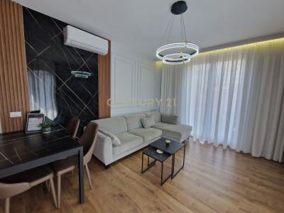Shkolla e Kuqe, Tirana, Arnavutluk