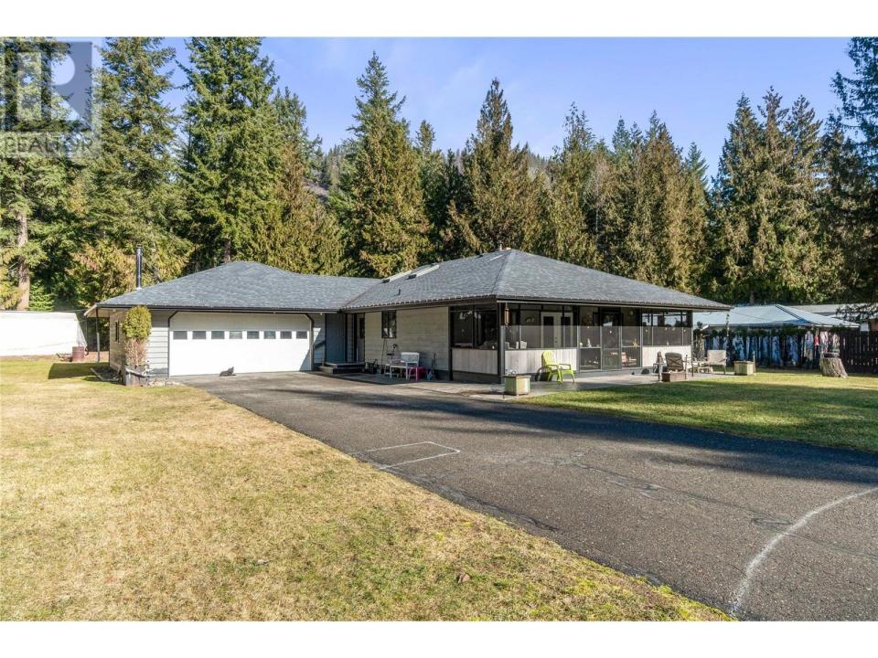 4061 SANTA ROAD, Scotch Creek, Columbia Britannica V0E 1M5, Canada