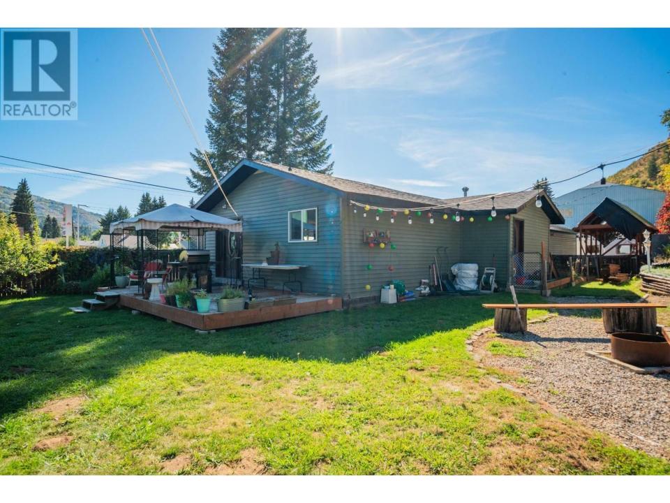 625 11TH AVENUE, Montrose, British Columbia V0G 1P0, Canada