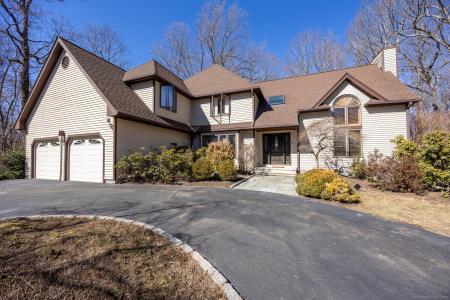 7 Canterbury Lane, Monroe, Connecticut 06468, USA