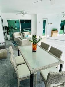 4720 NE 28th Ave., Ft. Lauderdale, Florida 33308, USA
