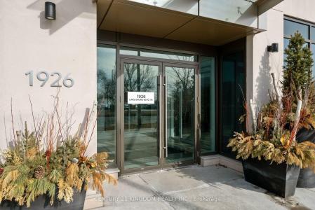 1926 LAKE SHORE BOULEVARD W, Toronto, Ontario M6S 0B1, Canada