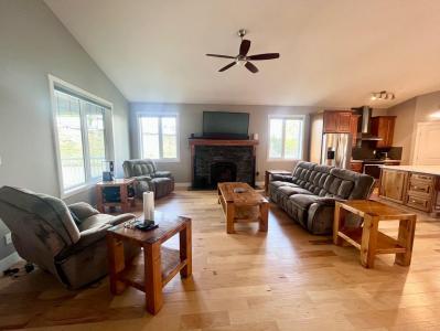 1093 MAKENNY STREET, Hinton, Alberta T7V 1H3, Canada