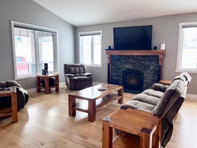 1093 MAKENNY STREET, Hinton, Alberta T7V 1H3, Canada