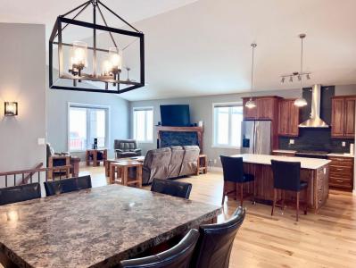 1093 MAKENNY STREET, Hinton, Alberta T7V 1H3, Canada