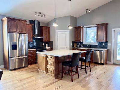 1093 MAKENNY STREET, Hinton, Alberta T7V 1H3, Canada