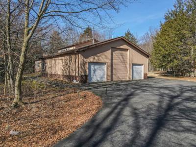58 Bender Road, Gouldsboro, Pennsylvania 18424